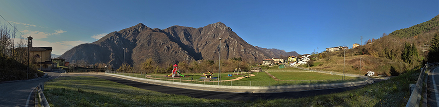 Chiesa di Spino al Brembo, parco giochi con vista in Monte Gioco al cen tro e Sottoripa-Tessi a sx